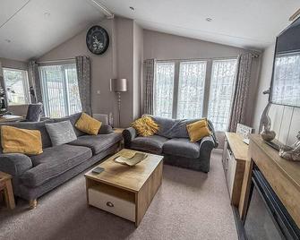 Spacious 8 berth luxury lodge for hire at Broadland Sands in Suffolk ref 20033CV - Lowestoft - Вітальня