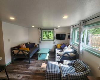 Newly remodeled bright garden apartment right in the Village of Northport, MI! - Northport - Sala de estar