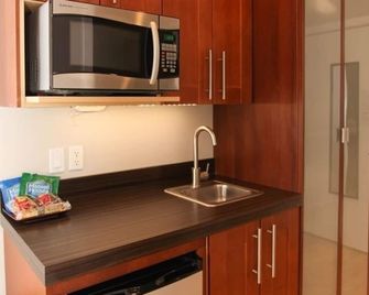 Discover the cozy Napoli Suite in the heart of downtown Saugatuck, a charming retreat for two. - Saugatuck - Kitchen