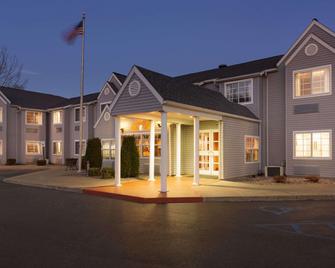 Microtel Inn by Wyndham Albany Airport - Latham - Bygning
