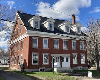 Charming Spacious Studio - Brand New! 5 min. to I-95 - Gardiner - Building