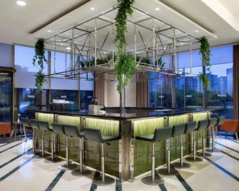 Hilton Garden Inn Istanbul Beylikduzu - איסטנבול - בר