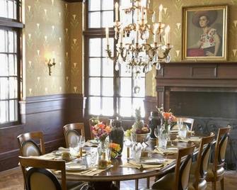 Rock Hall Luxe Lodging - Colebrook - Dining room