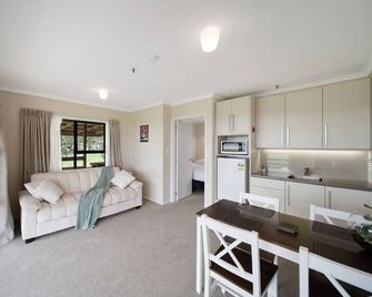 Peaceful location with many beaches and walks around - Awhitu - Sala de estar