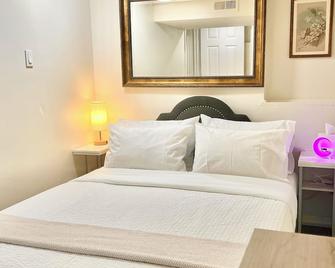 1 bedroom apartment in ground floor very nice and close to everything - Queens - Bedroom