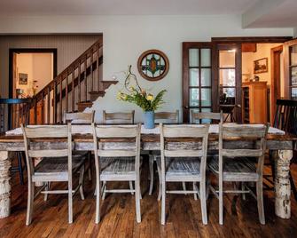 Meadow Creek Lodge: Historic Hillside Retreat - Pine - Comedor