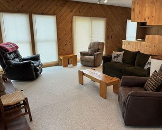 Cozy Cabin, View of Boyne Mountain! Skybridge, Snowboard, Ski, Golf, Bike, Hike! - Boyne Falls - Living room