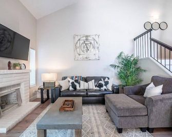 Trendy Stylish King Bed Mins to DT - Sacramento - Sala de estar