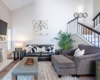 Trendy Stylish King Bed Mins to DT - Sacramento - Sala de estar