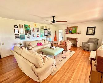 Peaceful Farmhouse on 25-acres in Hopeful, GA with 1Gb Fiber Internet - Camilla - Huiskamer