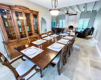Luxury Villa/Heated Salt Pool/Pool Table/Blackout Blinds/Sleeps 14 - Cutler Bay - Comedor