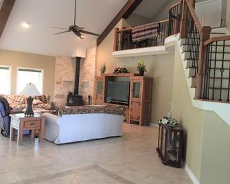 Colorado River Tx, Boat Ramp, Fishing, Paddling, Pool, Bbq, Round Top, La Grange - La Grange - Living room