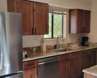 Beautiful 2-bedroom 2bath Remodeled Condo 1st fairway in Casa Grande 29-day min - Casa Grande - Cocina