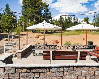 Swiss Holiday Lodge - Mount Shasta - Patio