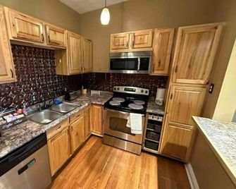 Super Cute Modern Home - Ashland - Cocina