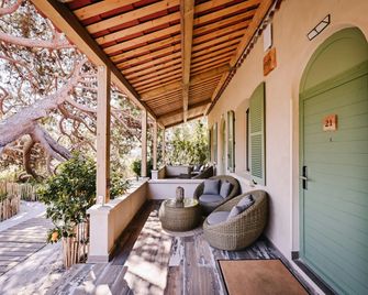 Le Hameau des Pesquiers Ecolodge & Spa, Curio Collection by Hilton - Єр - Балкон
