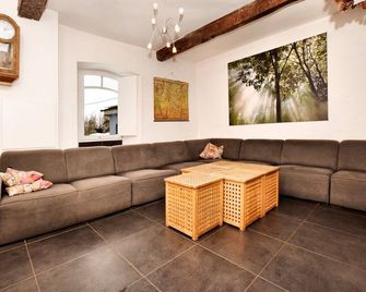 Group Retreat in Robertville - Robertville - Huiskamer