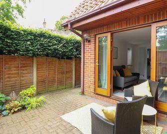 The Annexe At Number 4, Romantic, With A Garden In Coltishall - Norwich - Patio