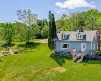 LakeSound Cottage - Private Waterfront Log Style House w/ Lakeview! - Parry Sound - Building