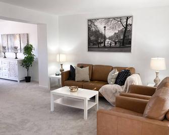 Spacious 4 Bedroom Home in a Quiet Neighborhood - Wayne - Living room