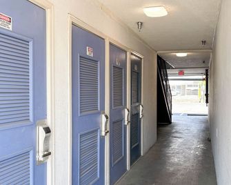 Studio 6 Greenville Sc - Greenville - Hallway