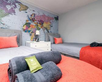 Delightful Home Great Location In Gloucester Quedgeley By Staystaycations - Gloucester - Bedroom