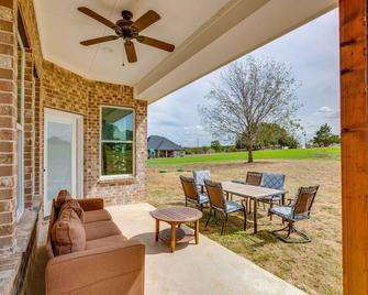 Covered Patio and Yard Texas Escape in Keene - Cleburne - Patio