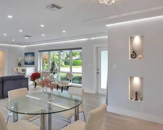 Pristine and Modern Bayview Bungalow With Heated Pool! - Fort Lauderdale - Dining room