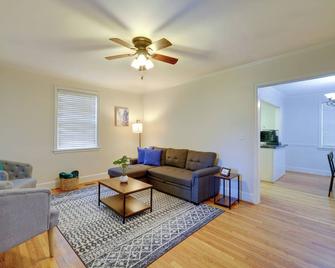 2 Bed - Charming Home - Cayce (W Columbia) - Cayce - Living room