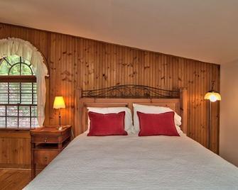 Spacious, renovated modern home in Bear Creek Lake near Historic Jim Thorpe - Jim Thorpe - Schlafzimmer