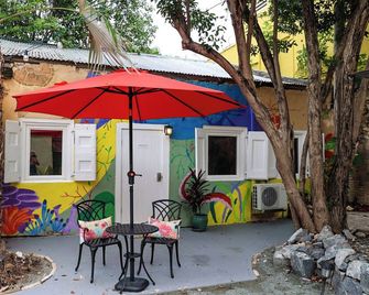 Ground floor unit With local artist mural on exterior! - Frederiksted - Patio