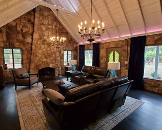 Charming Estate Home in Forested Helotes - Helotes - Sala de estar