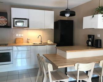 APPART 34 m2 - 300m de la plage - 4 pers - piscine - parking privé - Narbona - Cocina