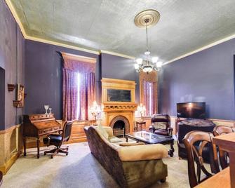 Yankton Apt 1 Mi to Mount Marty University! - Yankton - Living room