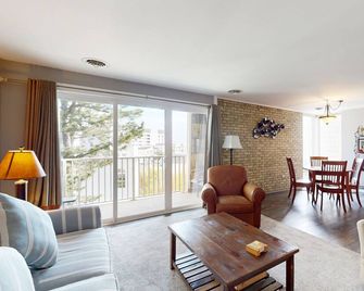 Ocean-view condo near the beach with outdoor pool & central AC - Rehoboth Beach - Living room