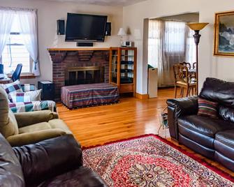 Amsden Place (@tufts, Harvard, Mit) - Arlington - Living room