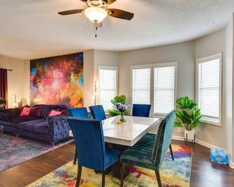 Pet-Friendly Davenport Home - Near Casino and Golf - Davenport - Comedor