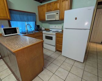 Pet friendly Lakeview cabin with fishing area near Coushatta La. - Coushatta - Cocina