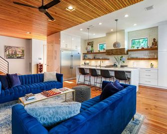 River View Luxury with Heated Pool & Take Ferry to French Quarter - New Orleans - Living room