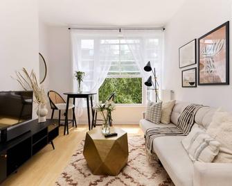 The Camden Hideout - Modish And Bright 2bdr Flat - London - Living room