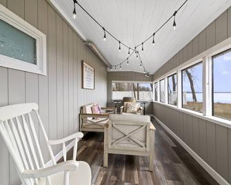 Life Is Good Lodge lakefront with sandy beach - Brainerd - Living room