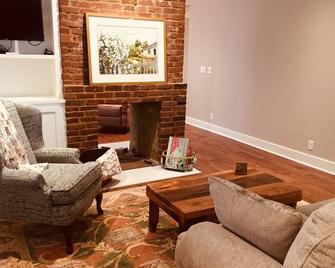 HayJac House - Perfect Downtown Location and the Living is Easy. - Bardstown - Living room