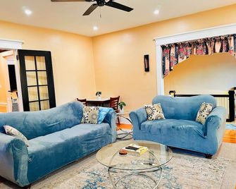 Linwood Paradise Home - Buffalo - Living room