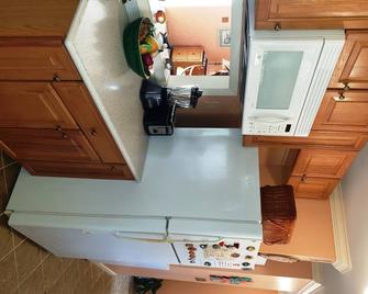 Lovely cottage situated on the Beach with Beautiful ocean views - Cayman Brac - Kitchen