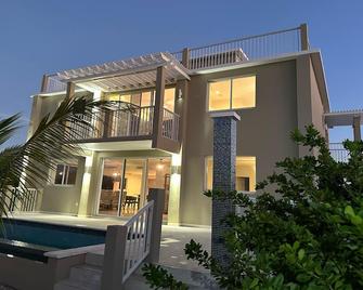 Checkers Vacation Homes - Providenciales - Building