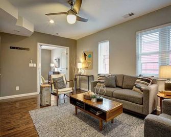 Bright 2br Near Downtown - Cincinnati - Living room