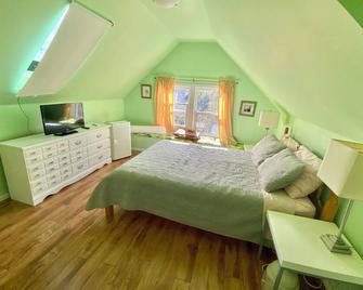 Cozy 1-bedroom loft with falls view 4mins to falls - Niagara Falls - Bedroom