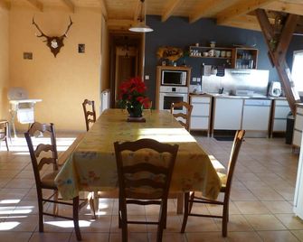 Large lodging rual 11 pers - Gembrie - Comedor