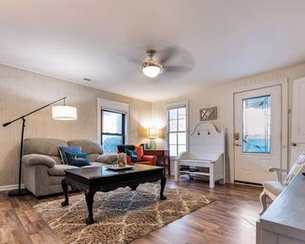 Pet-Friendly 2br Ranch, Wifi, Parking Near Rtp - Morrisville - Living room