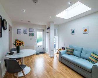 Lady Bay Apartments - Nottingham - Living room